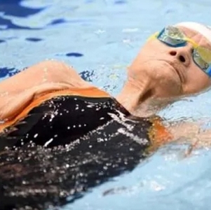 游泳体能消耗是极大的，那游泳真的适合老年人运动吗？